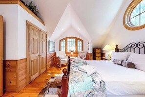 Desk, WiFi, bed sheets - Charming home set on private lot with WiFi, sunroom, W/D, & great location (Edgartown)