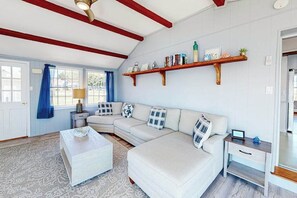 TV, offices - Historic charmer on the water with a firepit, kayaks, bikes, & firepit (Eastham)