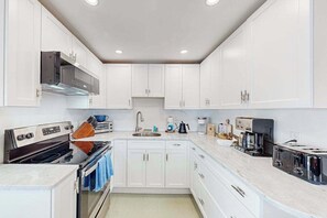 Kühlschrank, Ofen, Herdplatte, Wasserkocher mit Kaffee-/Teezubehör