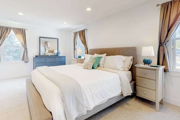 Desk, iron/ironing board, WiFi, bed sheets