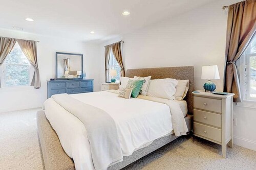 Modern getaway with central AC, home office, patio, WiFi, grill, & private yard