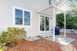 Terrace/patio - Modern getaway with central AC, home office, patio, WiFi, grill, & private yard (Falmouth)