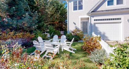 Modern getaway with central AC, home office, patio, WiFi, grill, & private yard