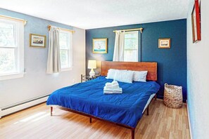 Desk, iron/ironing board, WiFi, bed sheets - Charming home by the cape with firepit, fast WiFi, & washer/dryer (Eastham)