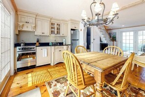 Dining - Upscale cottage in the heart of South Cape Cod, walk to beach & marketplace (Mashpee)