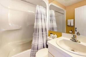 Shower, towels - Upscale cottage in the heart of South Cape Cod, walk to beach & marketplace (Mashpee)