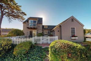 Exterior - Upscale cottage in the heart of South Cape Cod, walk to beach & marketplace (Mashpee)