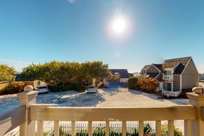Property grounds - Upscale cottage in the heart of South Cape Cod, walk to beach & marketplace (Mashpee)