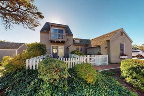 Exterior - Upscale cottage in the heart of South Cape Cod, walk to beach & marketplace (Mashpee)