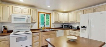 Quaint, ranch style home in Oak Bluffs with central air