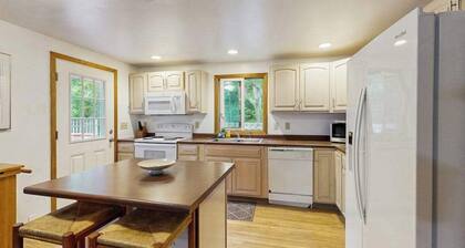 Quaint, ranch style home in Oak Bluffs with central air