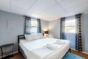 Een strijkplank/strijkijzer, wifi, beddengoed