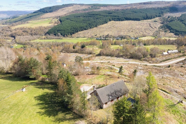 Gras, Bergforms, Hochland, Hügel, Landschaft, Haus, Wiese, Strauch, Ländliches Gebiet, Hütte