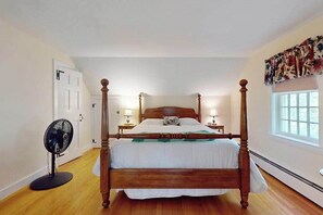 Escritorio, tabla de planchar con plancha, wifi y ropa de cama 