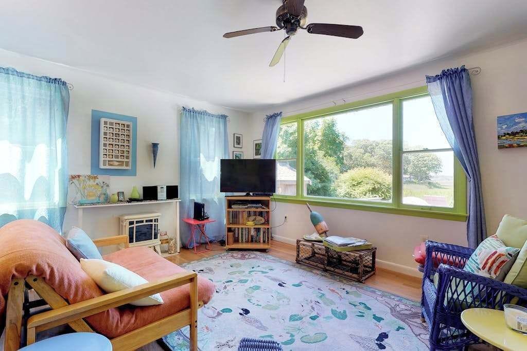 TV, DVD player, offices