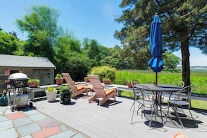 Outdoor dining - Lakefront Cottage with a Deck, Free WiFi, Gas Grill - Close to Ferries & Beaches (Oak Bluffs)