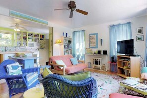 TV, DVD player, offices - Lakefront Cottage with a Deck, Free WiFi, Gas Grill - Close to Ferries & Beaches (Oak Bluffs)