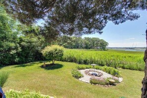Property grounds - Lakefront Cottage with a Deck, Free WiFi, Gas Grill - Close to Ferries & Beaches (Oak Bluffs)