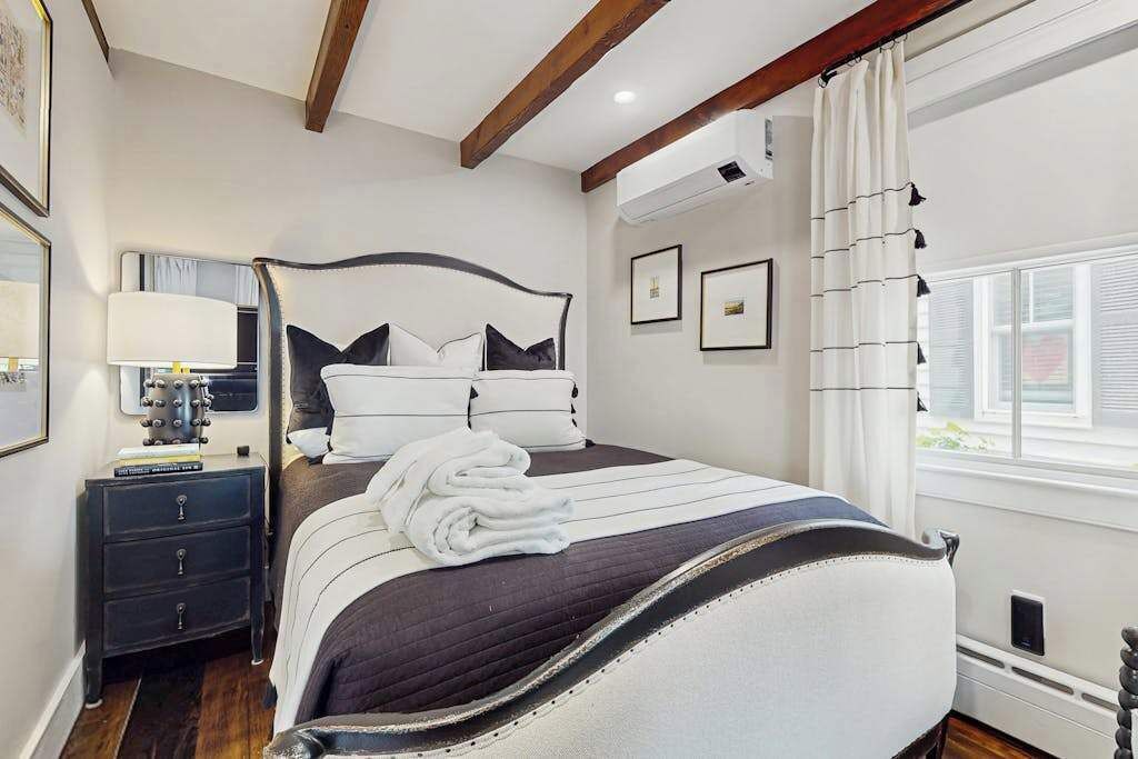 Desk, iron/ironing board, WiFi, bed sheets