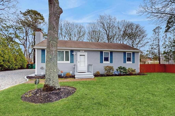 Exterior - Cape Cod charmer with a large yard, deck, grill, beach gear, & central AC (Hyannis)