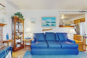 TV, offices - Cape Cod charmer with a large yard, deck, grill, beach gear, & central AC (Hyannis)