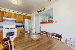 Fridge, microwave, oven, stovetop - Cape Cod charmer with a large yard, deck, grill, beach gear, & central AC (Hyannis)
