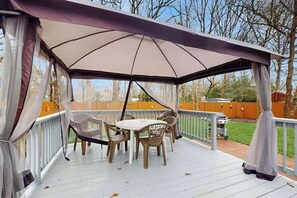 Outdoor dining - Cape Cod charmer with a large yard, deck, grill, beach gear, & central AC (Hyannis)