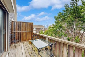 Outdoor dining - Cozy Ptown condo: steps to beach, walk to town & entertainment (Provincetown)