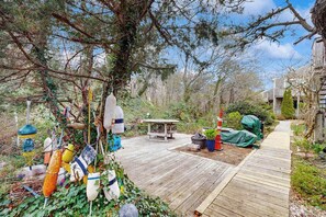 Outdoor dining - Cozy Ptown condo: steps to beach, walk to town & entertainment (Provincetown)