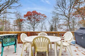Outdoor dining - Pondfront escape with private beach, hot tub, sauna, play area & dog-friendly (Sandwich)