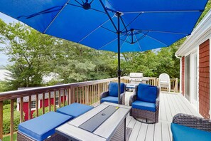 Outdoor dining - Pond Treasure: Private beach, hot tub, sauna, play area & dog-friendly (Sandwich)