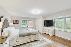 Iron/ironing board, WiFi, bed sheets - Pond Treasure: Private beach, hot tub, sauna, play area & dog-friendly (Sandwich)