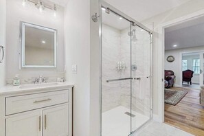 Shower, hair dryer, towels - Pondfront escape with private beach, hot tub, sauna, play area & dog-friendly (Sandwich)