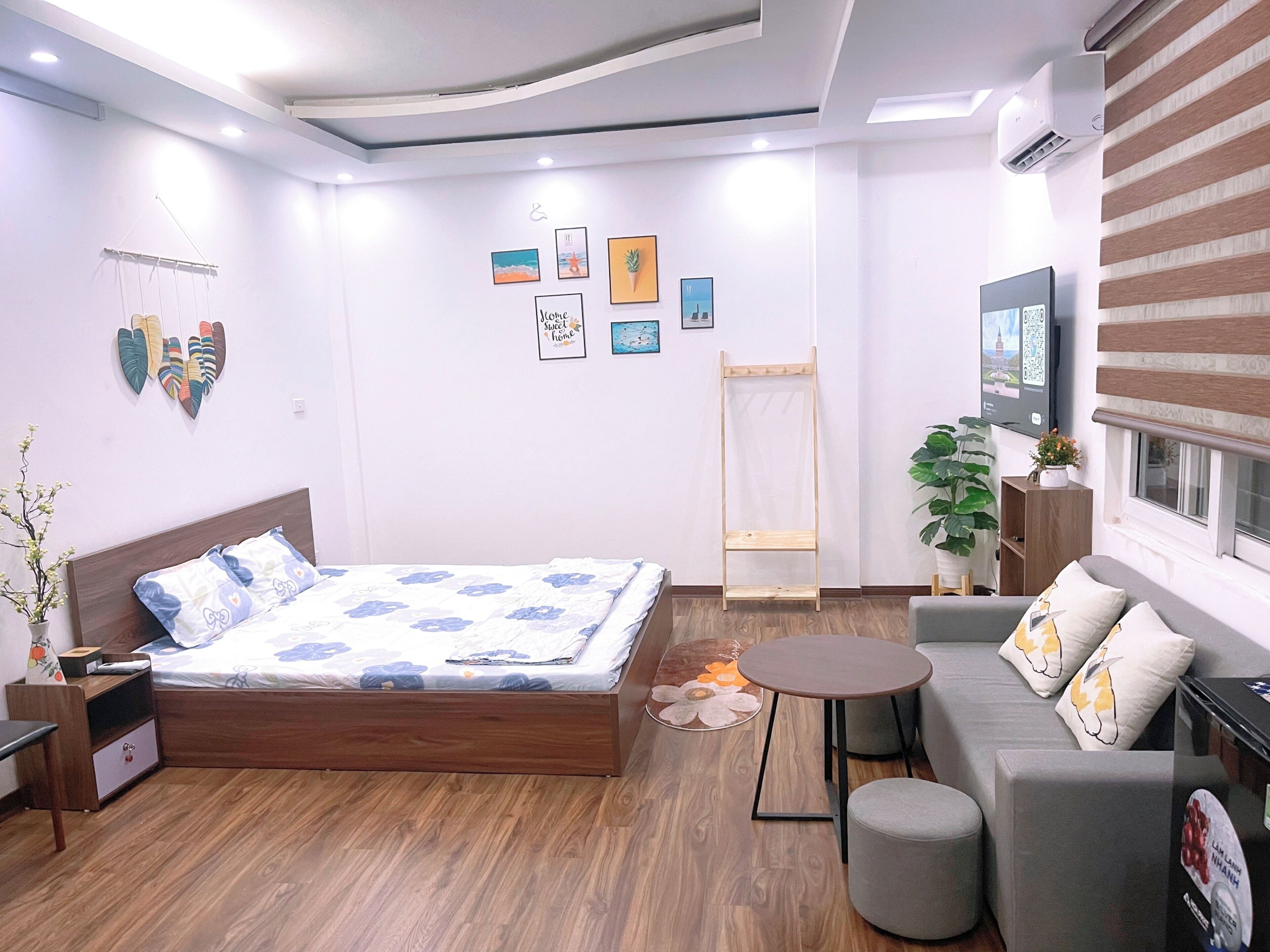 Tabla de planchar con plancha, wifi gratis y ropa de cama 
