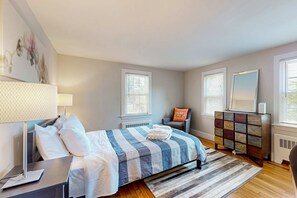 Travel cot, WiFi, bed sheets - Updated Retreat w/ Lots of Perks: Big Yard, Canoe, Bikes Stroll to Long Pond (South Yarmouth)