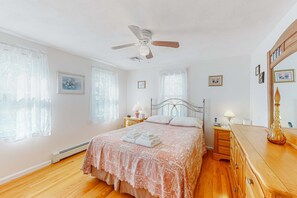 Iron/ironing board, WiFi, bed sheets - Spacious home with patio, beach gear, & W/D - central location (South Dennis)
