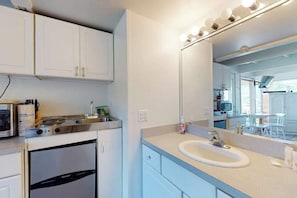 Fridge, stovetop