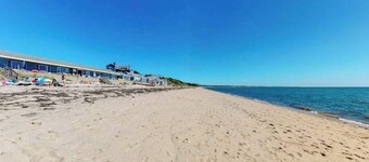 Cozy waterfront studio w/direct beach access - close to town