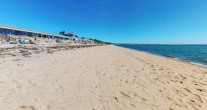 Cozy waterfront studio w/direct beach access - close to town