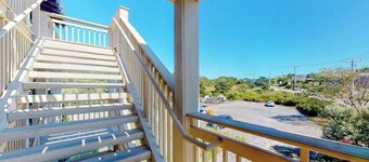 Cozy waterfront studio w/direct beach access - close to town