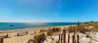 Cozy waterfront studio w/direct beach access - close to town