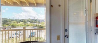 Cozy waterfront studio w/direct beach access - close to town