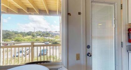 Cozy waterfront studio w/direct beach access - close to town