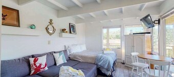 Cozy waterfront studio w/direct beach access - close to town