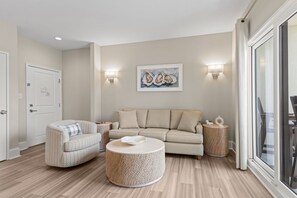 Living area - Bask 'n Away - Getaway in the Heart of Morehead City! (Morehead City)