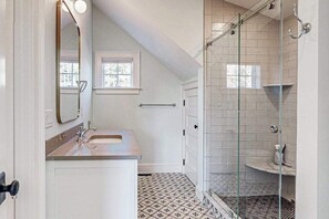 Dusche, Haartrockner, Handtücher