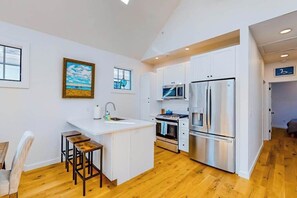 Fridge, microwave, oven, stovetop - Temporary oasis with custom touches, enclosed yard, grill, and washer/dryer (Provincetown)