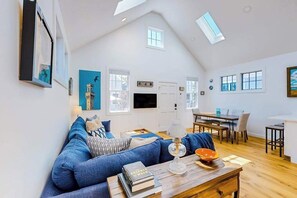 TV - Temporary oasis with custom touches, enclosed yard, grill, and washer/dryer (Provincetown)