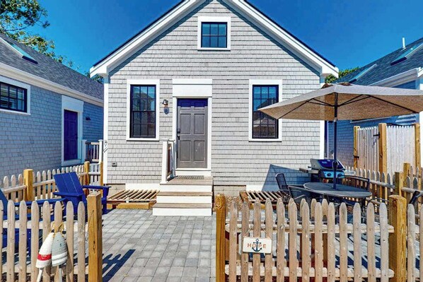 Outdoor dining - Temporary oasis with custom touches, enclosed yard, grill, and washer/dryer (Provincetown)