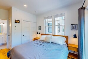Iron/ironing board, WiFi, bed sheets - Temporary oasis with custom touches, enclosed yard, grill, and washer/dryer (Provincetown)
